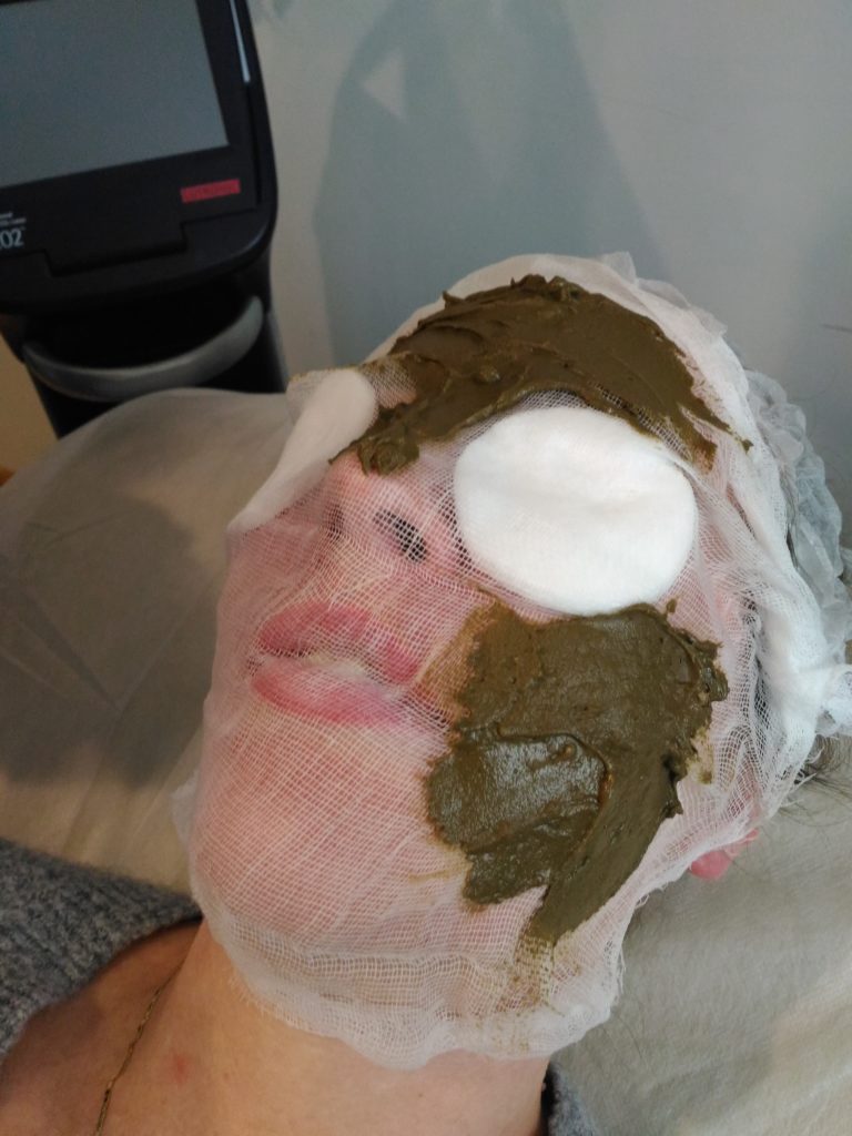 maska z alg nakładanie